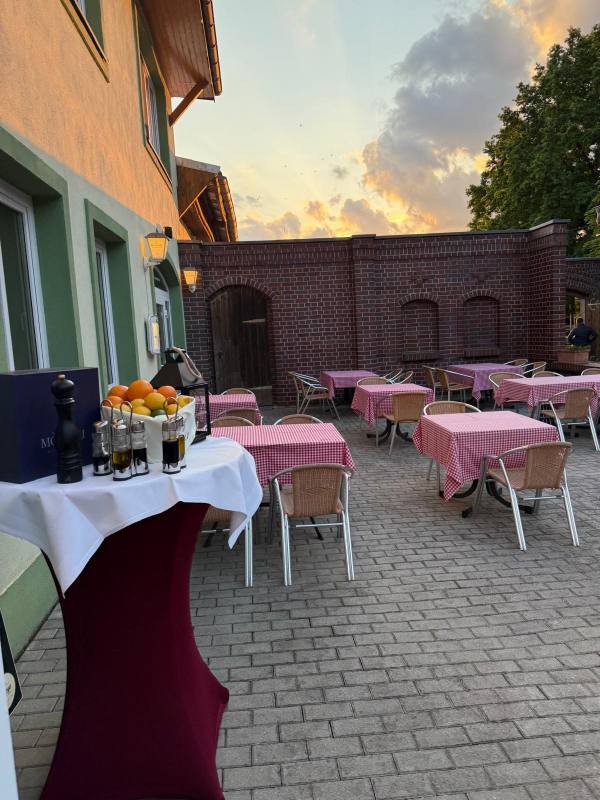Stehtisch und Tische im Hof