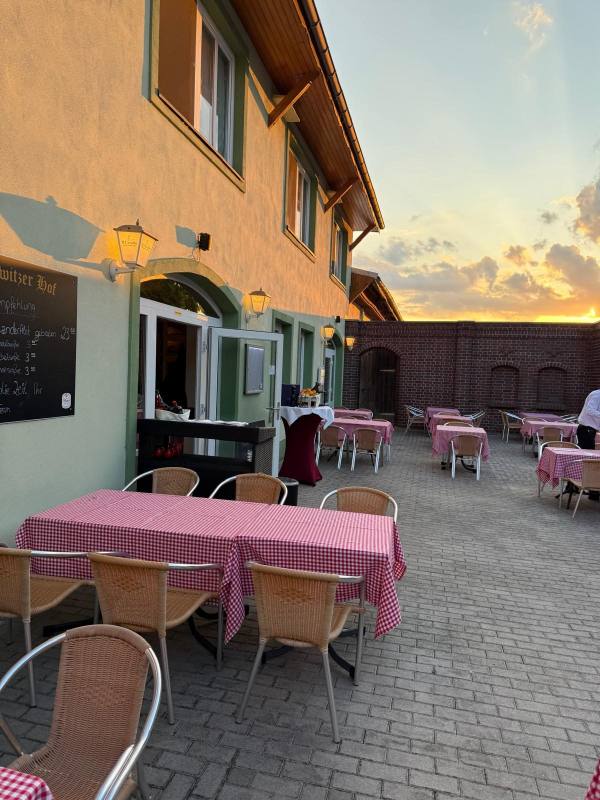 Hof und Terrasse bei Sonnenuntergang