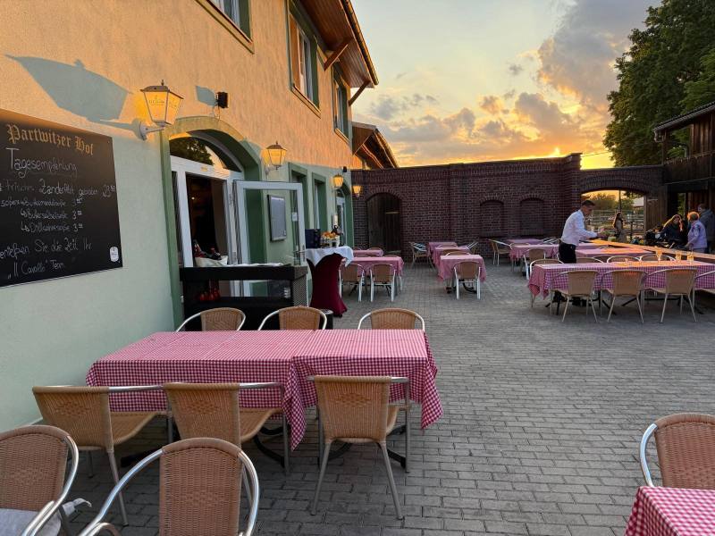 Terrasse vor dem Haus in der Abendsonne
