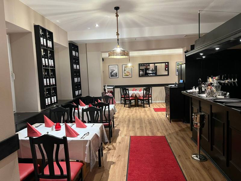 Gastraum mit Theke und Weinregalen