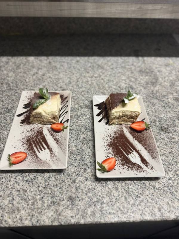 Zwei Stücke Tiramisu mit Kakao