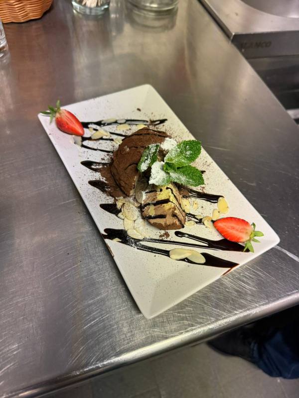 Schokoladendessert mit Erdbeere