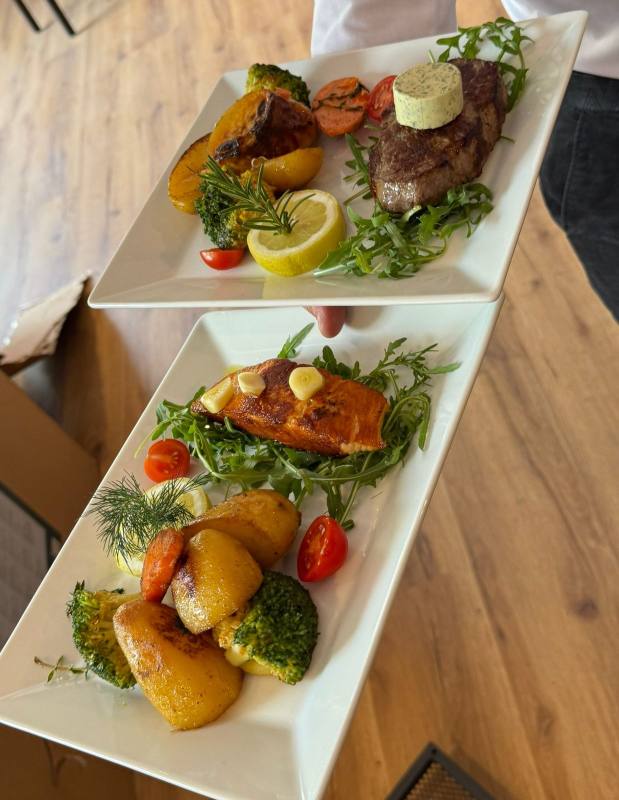 Rumpsteak und Lachsfilet mit Rosmarinkartoffeln und Gemüse