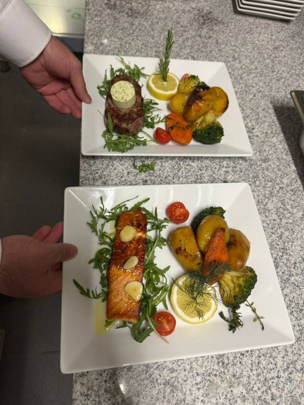 Zwei Teller mit Steak und Lachs