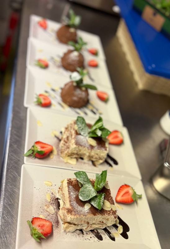 Dessertteller mit Erdbeeren und Minze